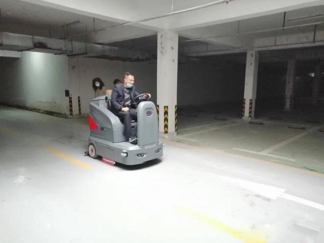 宜昌小区物业保洁不用人力改用驾驶式洗地机了